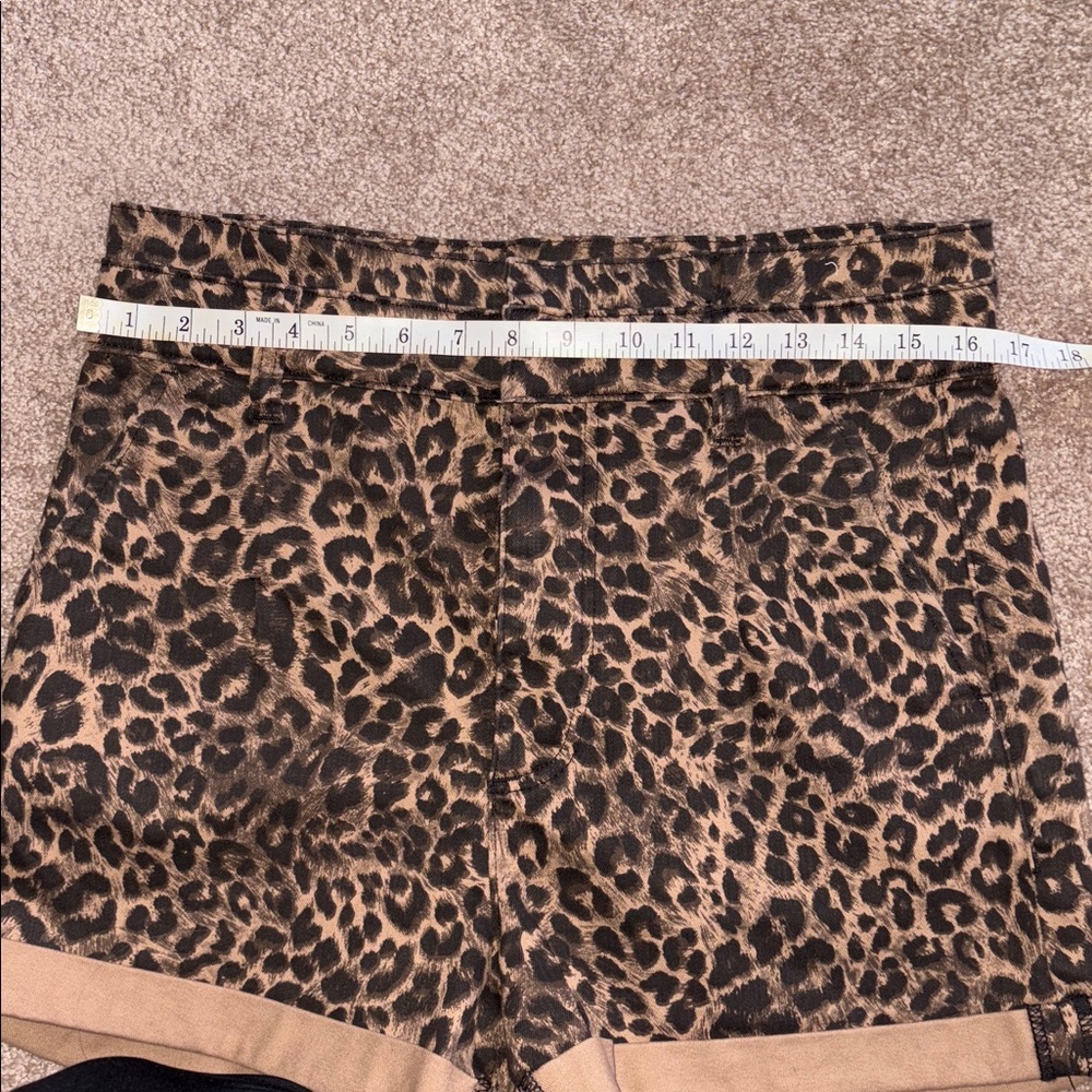 Express stretch shortie high rise leopard shorts size 10 - Picture 11 of 13